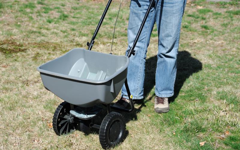 Fertilizing lawn